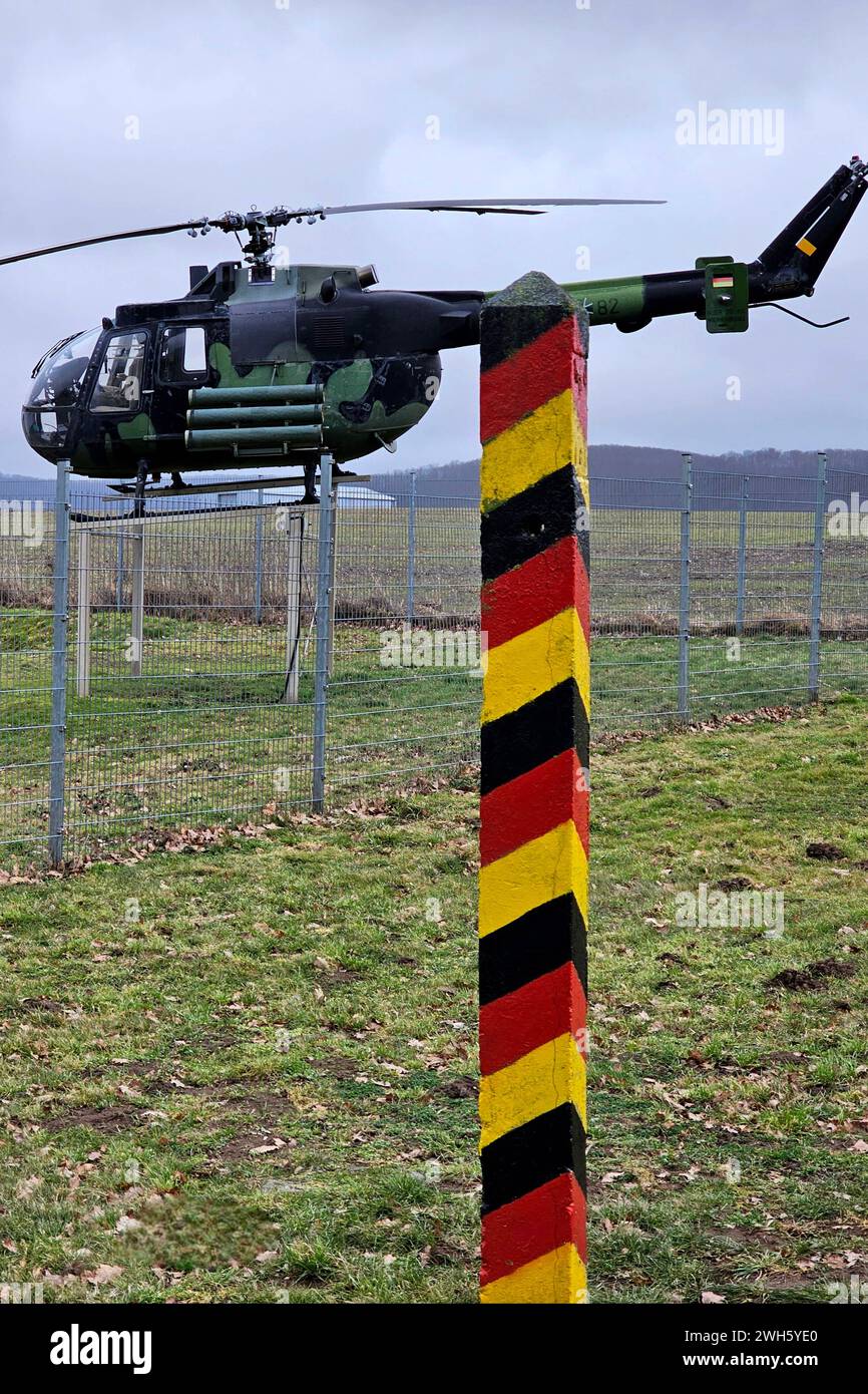 Asbach-Sickenberg Themenfoto: Deutschland, Geschichte, Historie, Grenzmuseum Schifflersgrund, Bad Sooden-Allendorf, 07.02.2024 Grenzpfahl und historischer Hubschrauber im Grenzmuseum Schifflersgrund Themenfoto: Deutschland, Geschichte, Historie, Grenzmuseum Schifflersgrund, Bad Sooden-Allendorf, 07.02.2024 *** Asbach Sickenberg Themenfoto Deutschland, Geschichte, Geschichte, Schifflersgrund Grenzmuseum, Bad Sooden Allendorf, 07 02 2024 Grenzposten und historischer Hubschrauber im Schifflersgrund Grenzmuseum Themenfoto Deutschland, Geschichte, Geschichte, Schifflersgrund Grenzmuseum, Bad Sooden Allendorf, Stockfoto