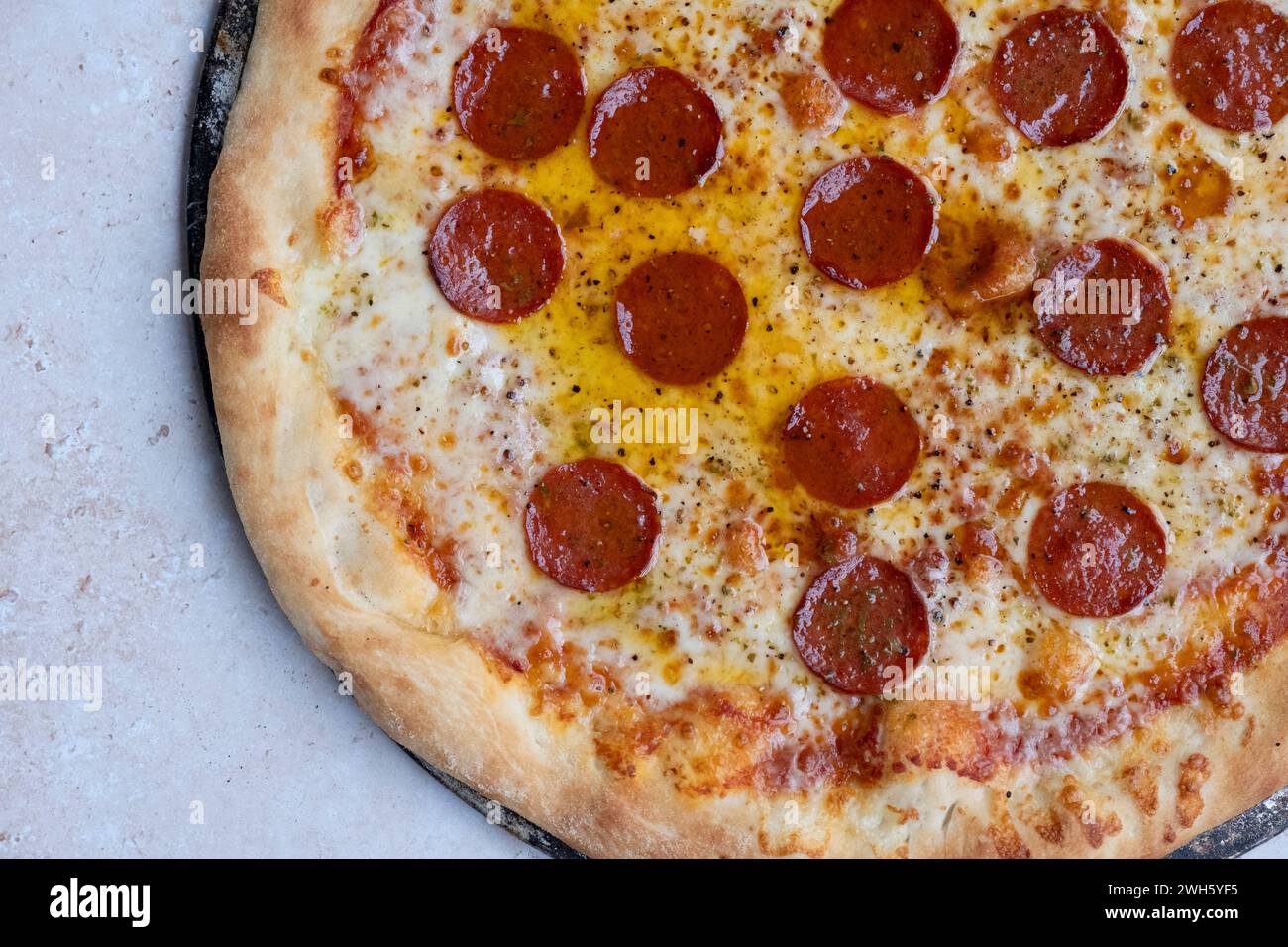 Pepperoni-Pizza auf Marmorhintergrund. Stockfoto