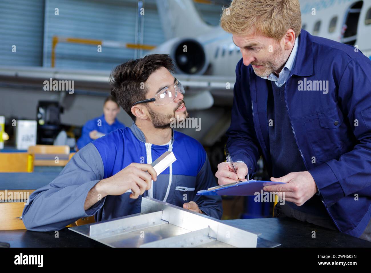 Flugzeug Service Crew Instandsetzung Flugzeug im Hangar Stockfoto