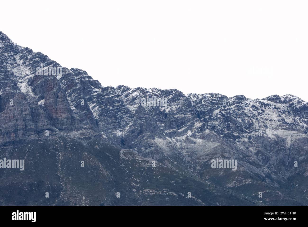 Die schneebedeckten Gipfel der fernen Berge des Breede Valley an einem kühlen Tag in Worcester, Südafrika Stockfoto