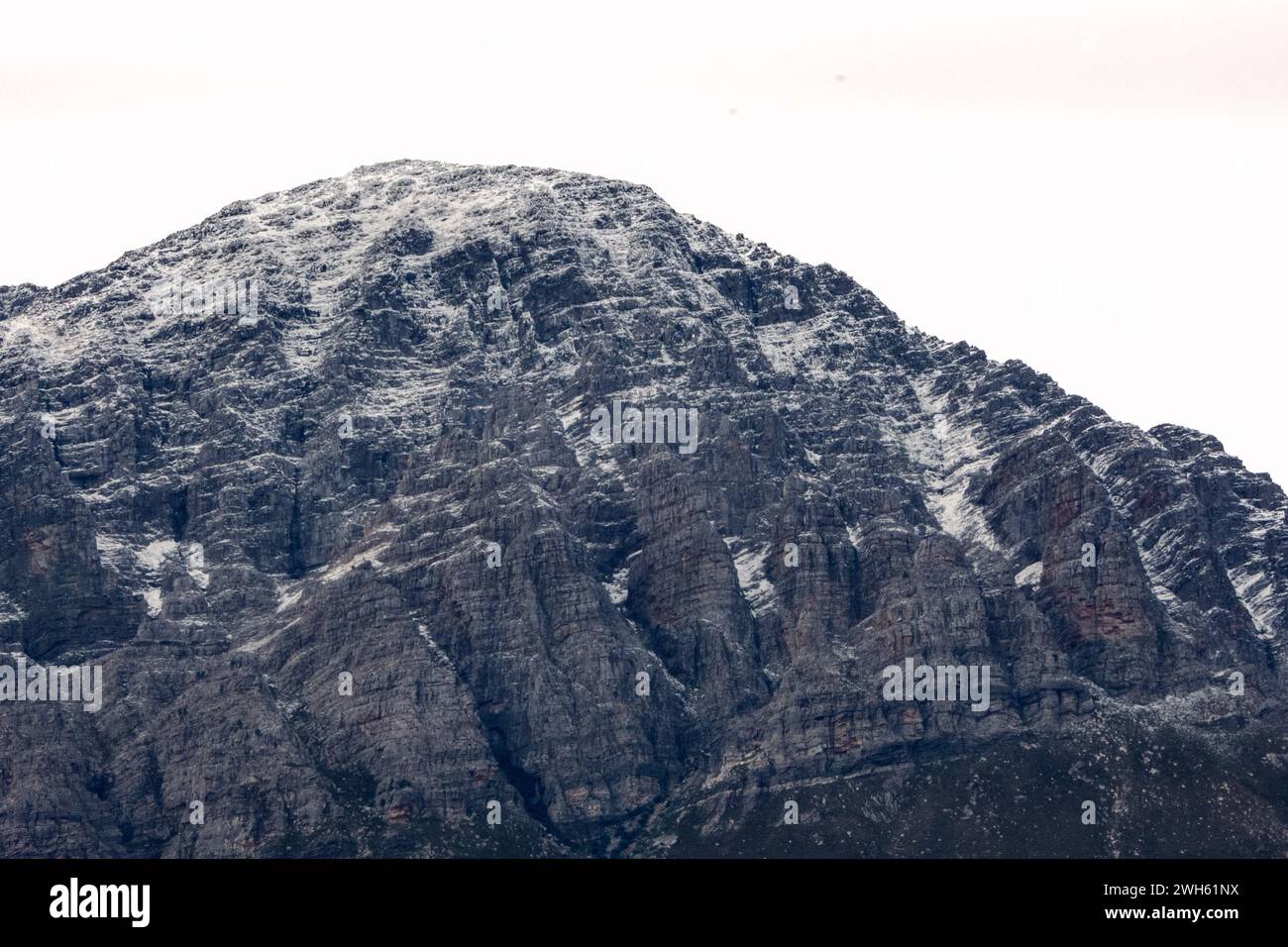 Die schneebedeckten Gipfel der fernen Berge des Breede Valley an einem kühlen Tag in Worcester, Südafrika Stockfoto