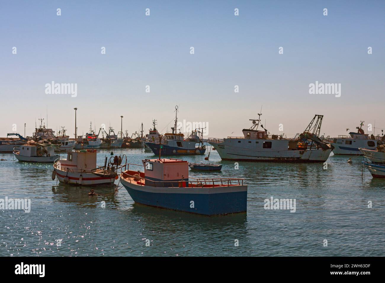 Boote ruhen im Hafen von Portopalo Stockfoto