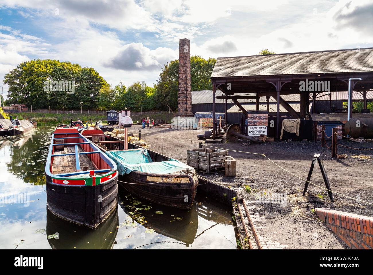 Kanal, Bootsanlegestelle und Ankerschmiede im Black Country Living Museum, Dudley, England Stockfoto