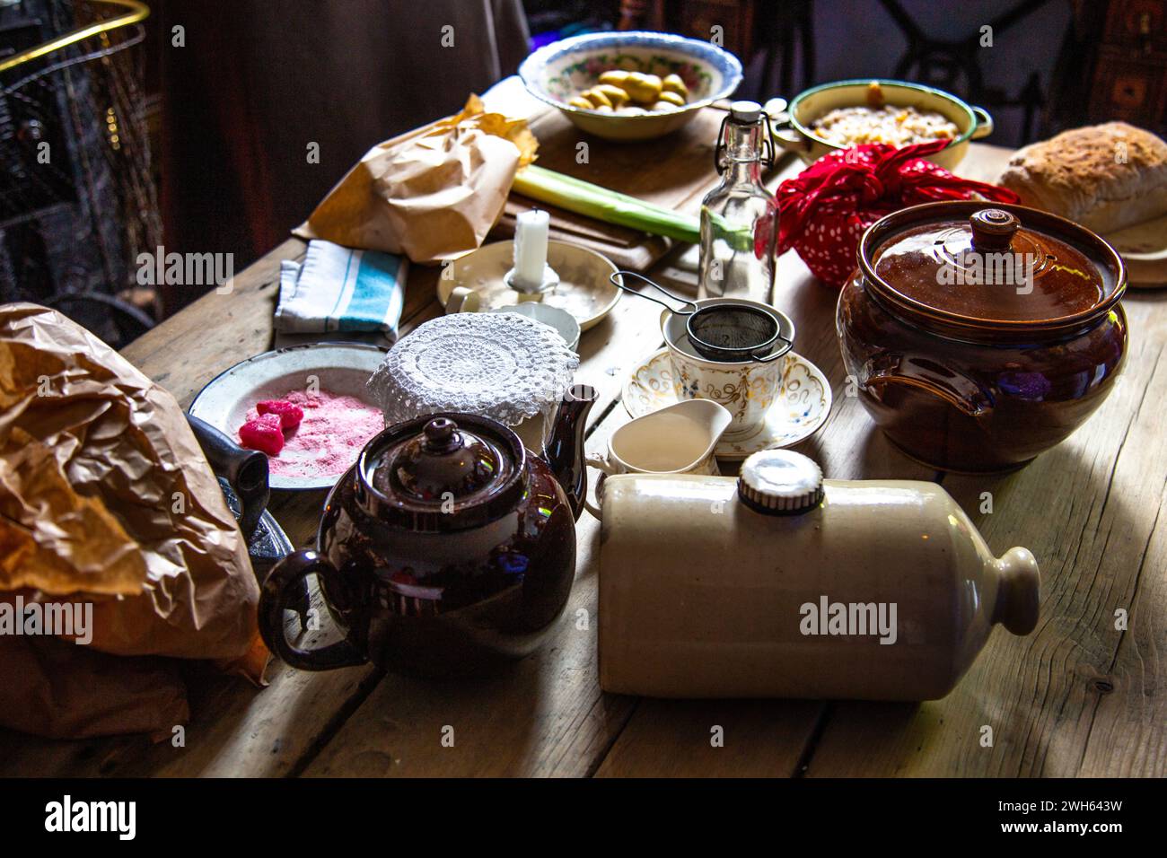 Kintchen-Tisch in einem typischen viktorianischen Arbeiterhaus, The Chainmaker’s House, Black Country Living Museum, Dudley, Großbritannien Stockfoto