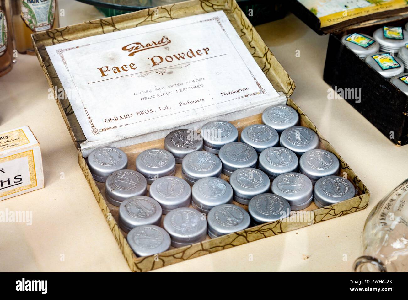 Vintage Gerard's Face Powder bei den altmodischen viktorianischen Chemikern (Emily Doo's Chemist Shop), Black Country Living Museum, Dudley, England Stockfoto