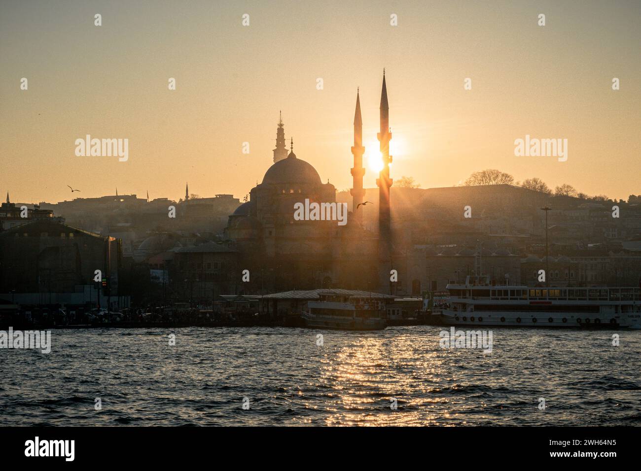 Sunset Serenity: Ein Bosporus-Abend an der Moschee Stockfoto