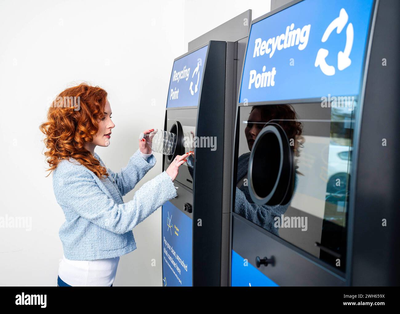 NUR Francesca Flynn nutzt die neue Recyclingstelle, die heute bei Lidl in Barrhead, Schottland, eingeführt wird. Ausgabedatum: Donnerstag, 8. Februar 2024. Stockfoto