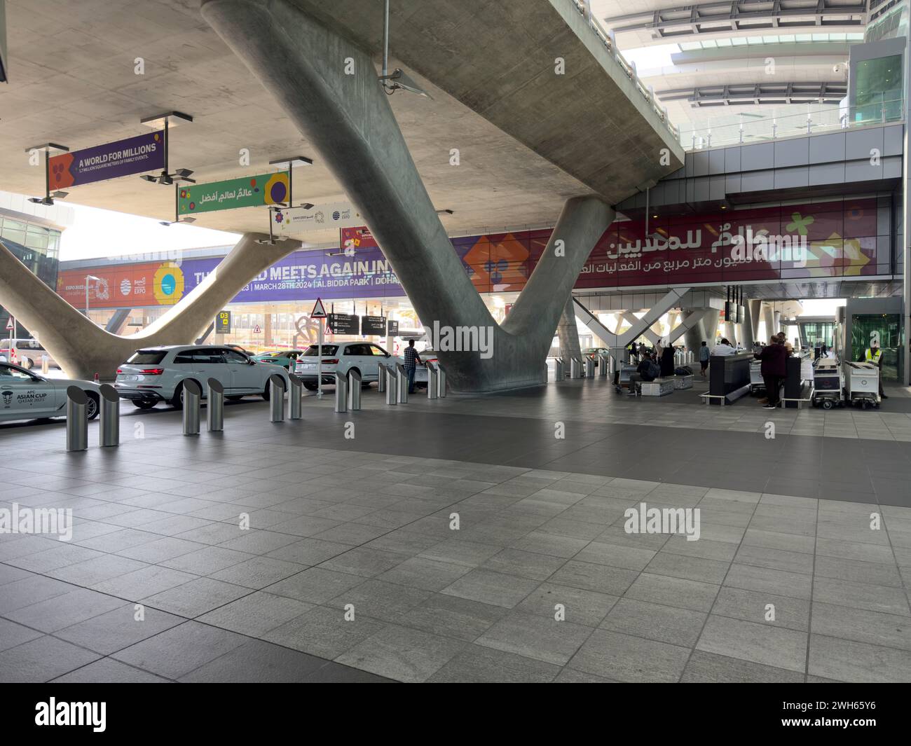 Doha, Katar - 19. Januar 2024: Außenansicht des Passagierterminals des internationalen Flughafens Hamad. Dieser Flughafen ist der wichtigste Knotenpunkt zwischen Asien Stockfoto