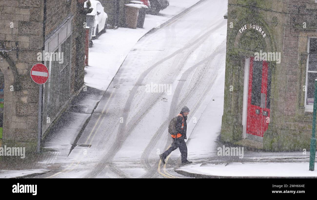 Eine Person geht durch Buxton, Peak District. In Teilen Englands und Wales werden bis zu 25 cm Schnee prognostiziert, da das Met Office Wetterwarnungen ausgab und vor Reisestörungen warnte. Bilddatum: Donnerstag, 8. Februar 2024. Stockfoto