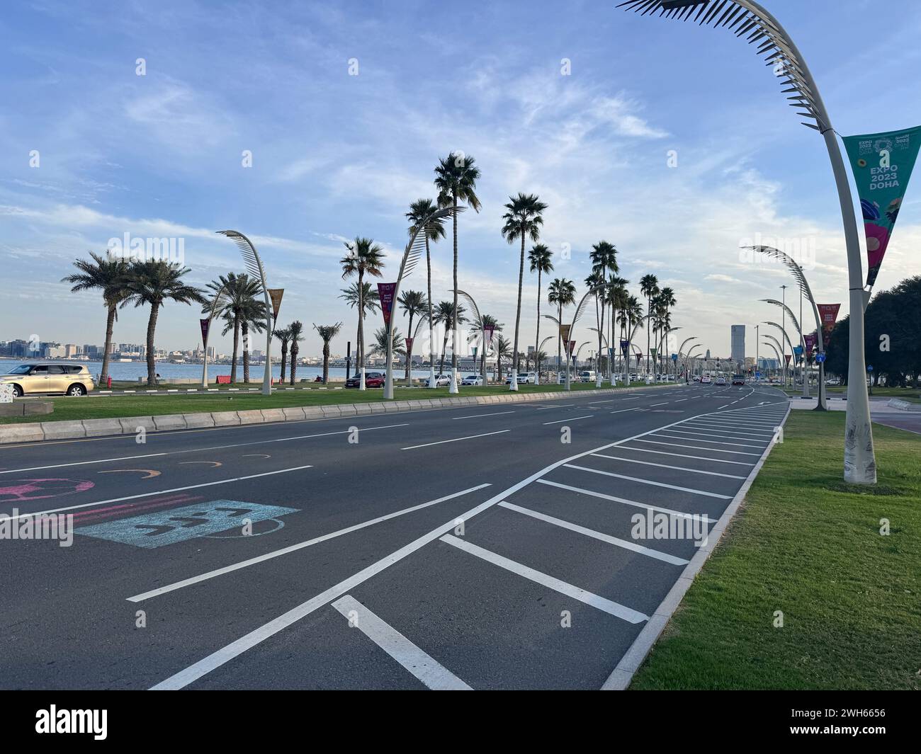 Wunderschöner Blick auf die Doha Corniche Road mit blauem Himmel Stockfoto