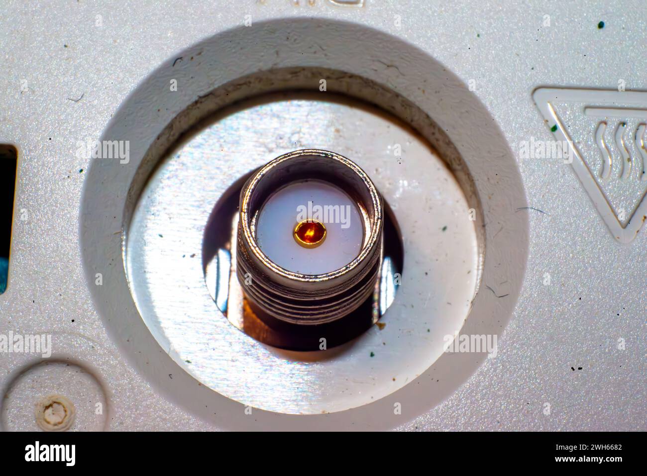 Ein Makrofoto aus Nahaufnahme, das die komplizierten Details eines Antenneneingangs, das Gateway für nahtlose drahtlose Kommunikation und Datenzugriff, festlegt. Stockfoto