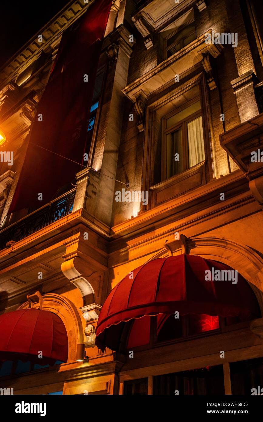 Ein Hotelgebäude glänzt nachts mit Eleganz, beleuchtet durch stilvolle Wandwaschleuchten, die moderne Architektur und elegantes Design bieten. Stockfoto