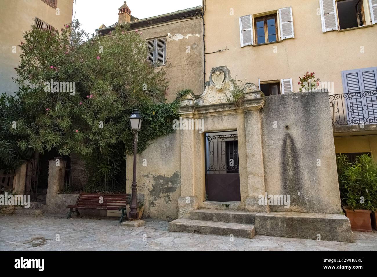 Nonza auf Korsika, Häuser im Dorf, in einer typischen Straße Stockfoto