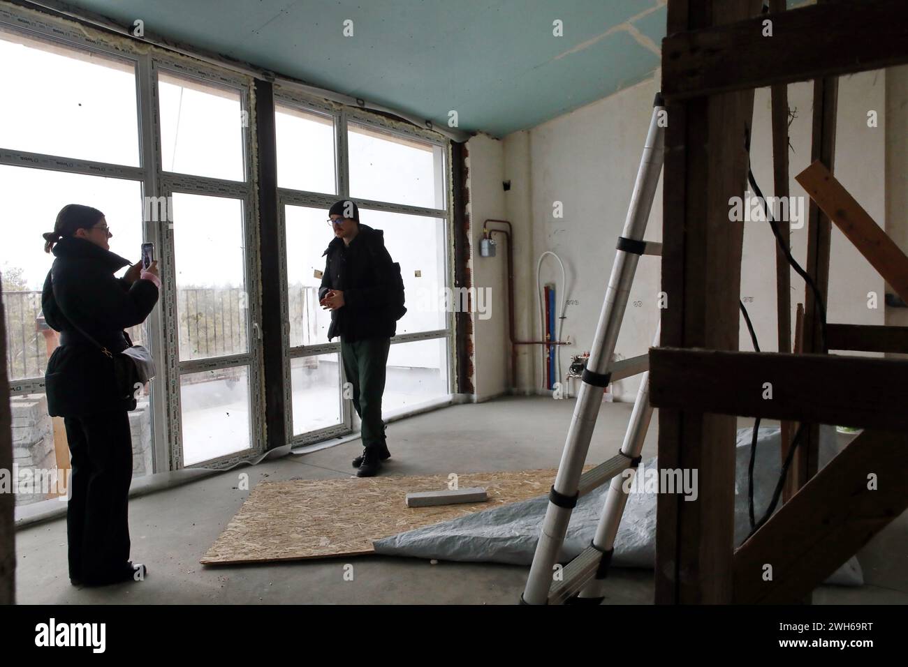 IRPIN, UKRAINE - 07. FEBRUAR 2024 - Ein neues doppelverglastes Fenster wurde im Rahmen einer Generalüberholung in einer Wohnung eines durch den Krieg beschädigten Wohnhauses in der Hostomelske Shose Street in Irpin, Kiew, Nord-Ukraine installiert. Stockfoto