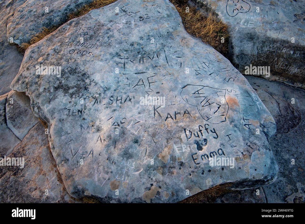 Geschnitzte Namen von Paaren bedecken die Felsplattformen am From Lincoln's Rock Lookout in Wentworth Falls, New South Wales, Australien Stockfoto