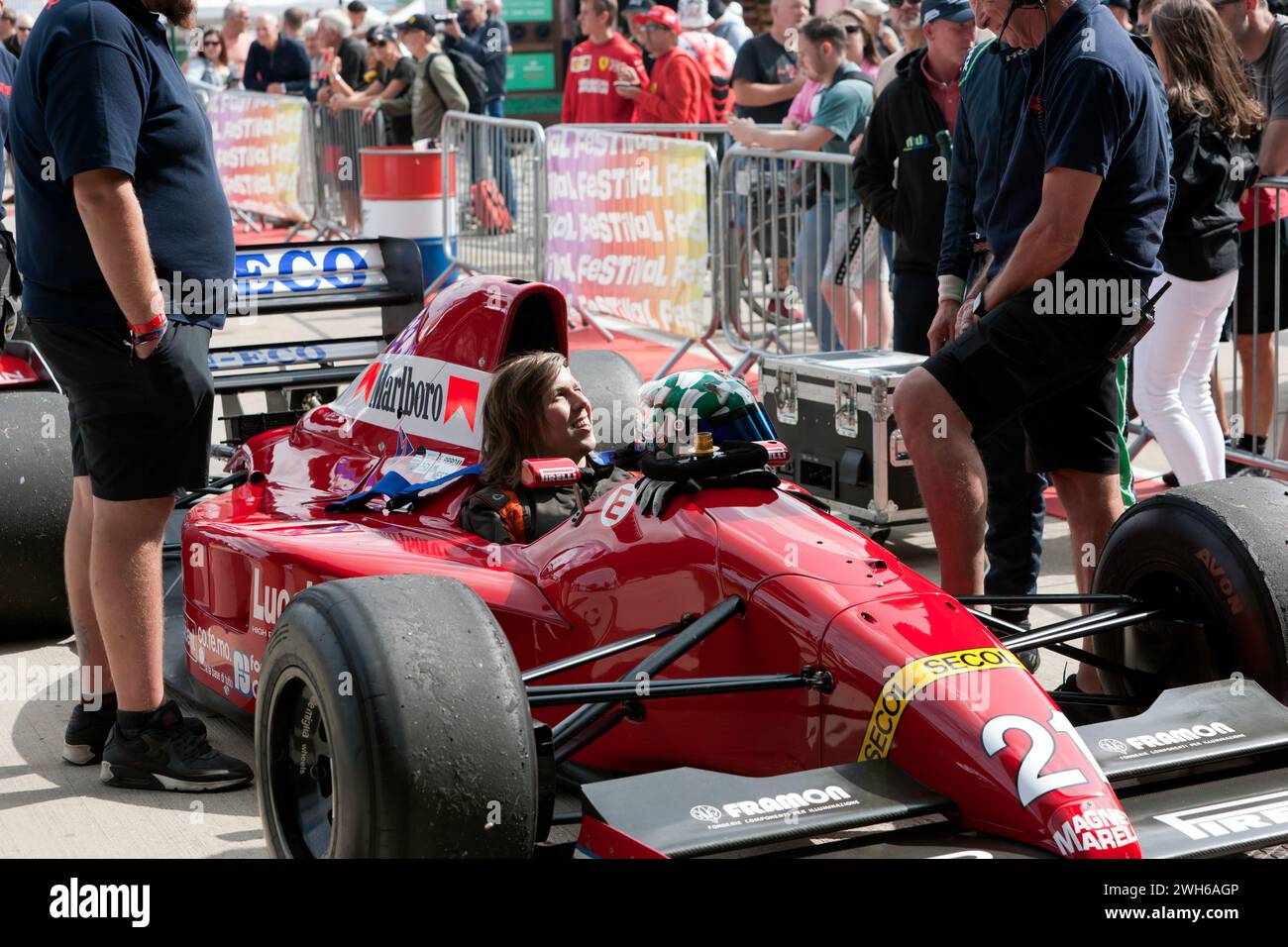 Matthew Wrigley in seinem Red, 1991, Dallara F191, im internationalen Fahrerlager vor der 75. Jahrestag Demonstration des Grand Prix in Silverstone Stockfoto