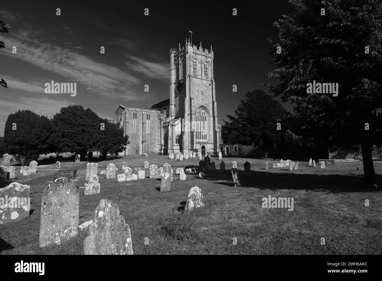 Sommerblick über Christchurch Priory, Christchurch Town, Dorset; England, Großbritannien Stockfoto