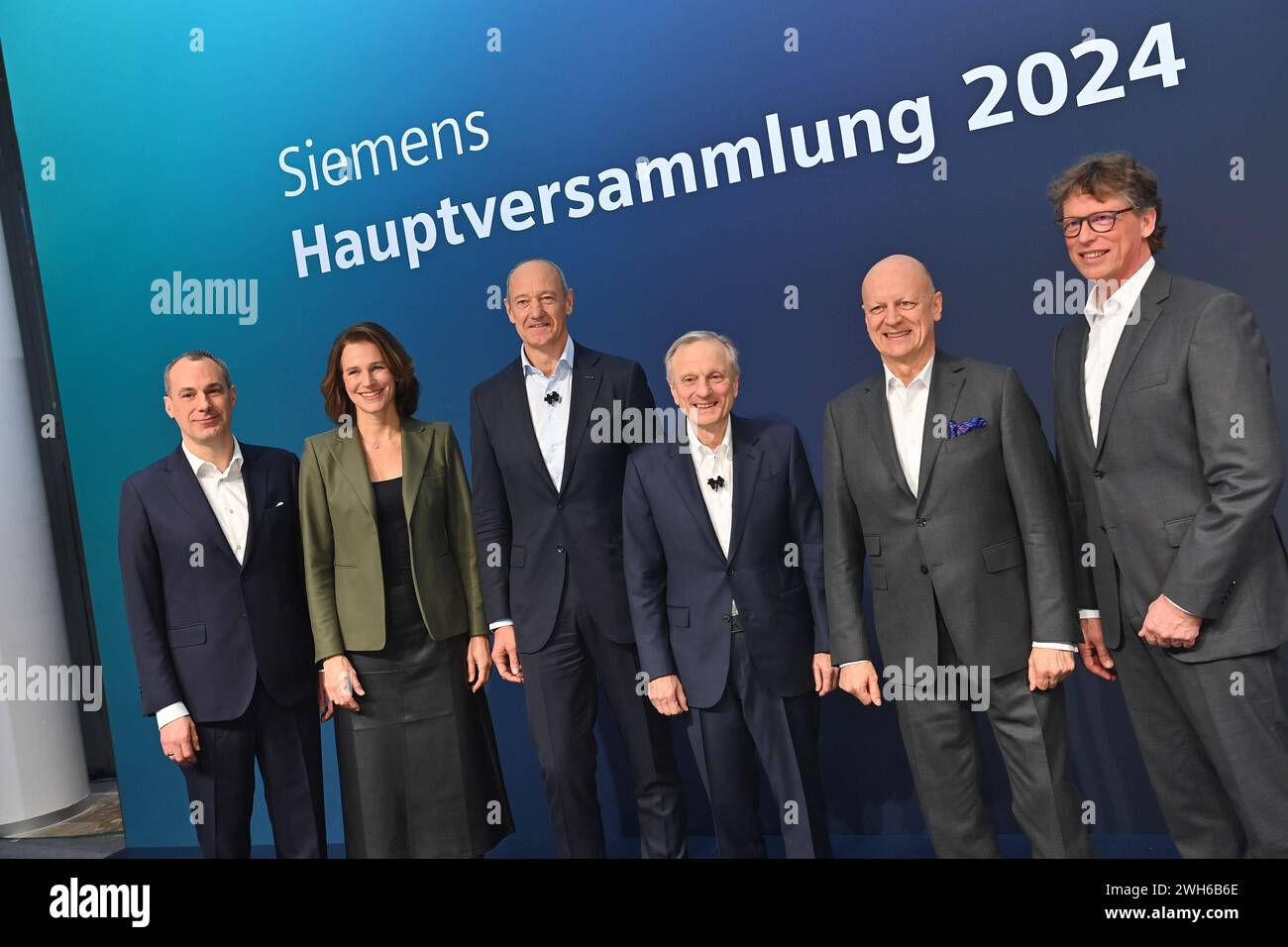 Vorstandsmitglied,Vorstandmitglieder v.li: Cedrik NEIKE,Judith WIESE Roland Busch Chief Technology Officer und Mitglied des Vorstands der Siemens AG, Werner BRANDT stellvertreternder Vorsitzender des Aufsichtsrats,Ralf P. Thomas CFO, Matthias REBELLIUS, Virtuelle,digitale Siemens Hauptversammlung am 08.02.2024 in München. *** Mitglied des Vorstands, Mitglieder des Vorstands von links Cedrik NEIKE, Judith WIESE Roland Busch Chief Technology Officer und Mitglied des Vorstands der Siemens AG , Werner BRANDT Stellvertretender Aufsichtsratsvorsitzender Ralf P Thomas CFO , Matthias REBELLIUS, Virtual,digital Stockfoto