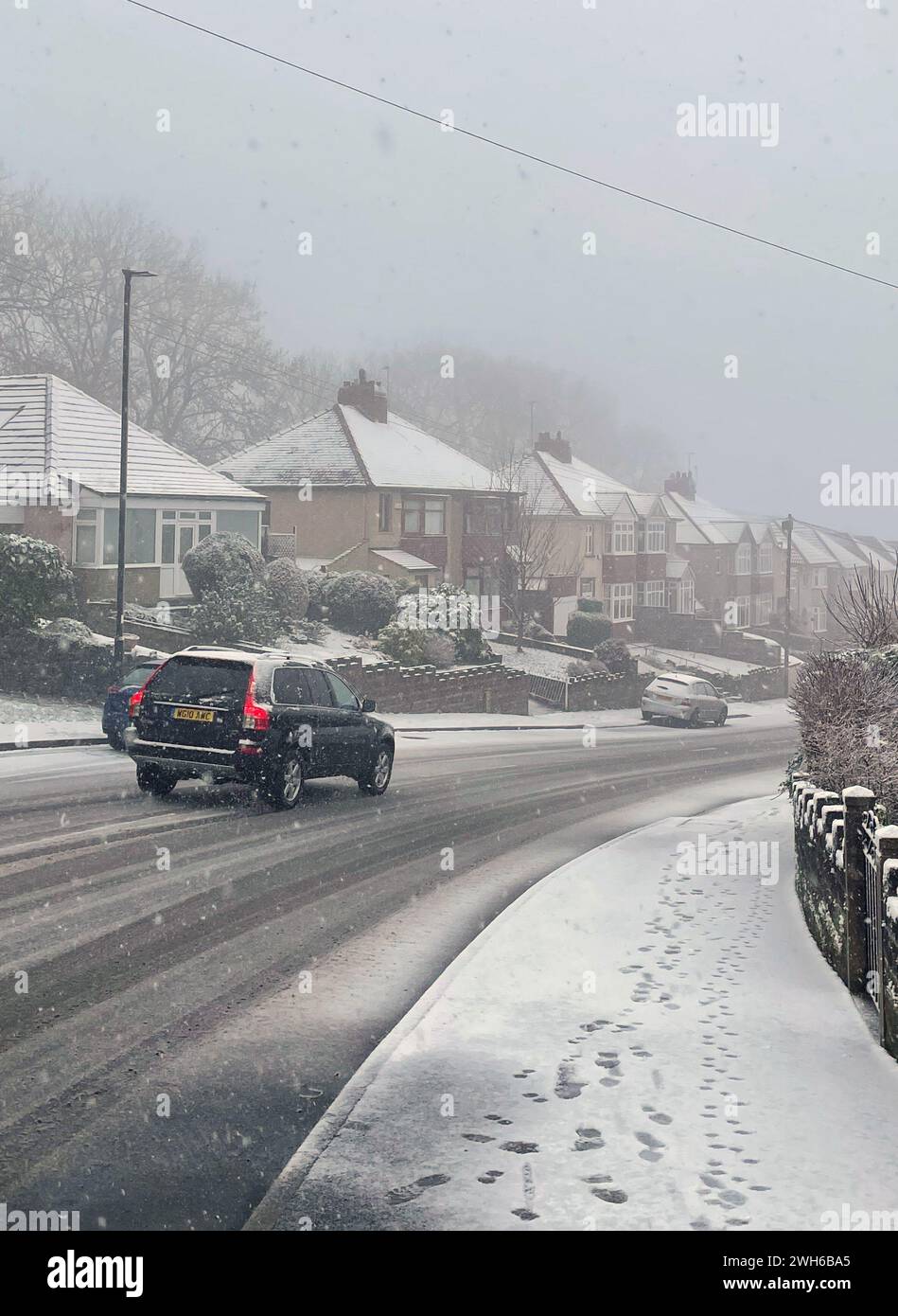 Schnee in Worrall in South Yorkshire. In Teilen Englands und Wales werden bis zu 25 cm Schnee prognostiziert, da das Met Office Wetterwarnungen ausgab und vor Reisestörungen warnte. Bilddatum: Donnerstag, 8. Februar 2024. Stockfoto
