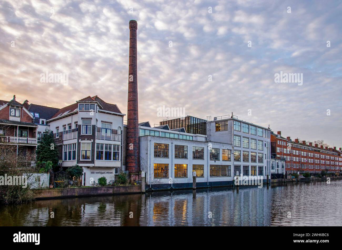 Ehemalige Fabrik am Ufer des Schie-Kanals im Stadtteil Delfshaven, heute in ein Bürogebäude umgewandelt Stockfoto