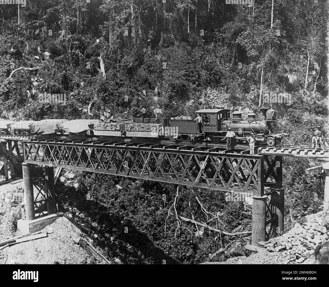 Bauzug über die Brücke Nr. 11, gebaut von John Walker & Co. Ltd., Maryborough, auf dem zweiten Abschnitt der Range Railway, zwischen Redlynch und Kuranda. Die Lokomotive ist ex-Great Northern Railway 2=6=0 No. 3, die während der Bauzeit eingesetzt wurde und später Teil der Baureihe B11 wurde.“ Fotodruck : Schwarzweiß ca. 1891 f.State Library of Queensland Stockfoto