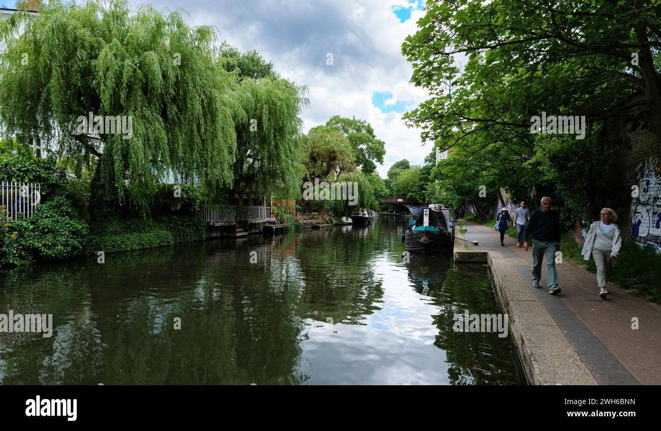 London - 29 05 2022: Blick auf den Regent's Canal zwischen Gloucester Ave und Regent's Park Rd Stockfoto