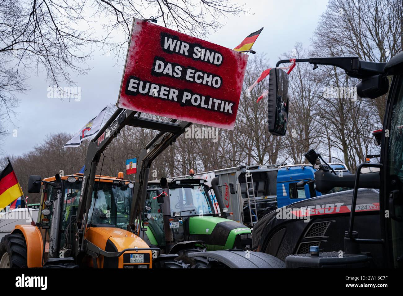 15.01.2024, Berlin, Deutschland, Europa - Landwirte und Arbeitnehmer der Verkehrsbranche protestieren mit Traktoren gegen Haushaltskürzungen in der Landwirtschaft. Stockfoto