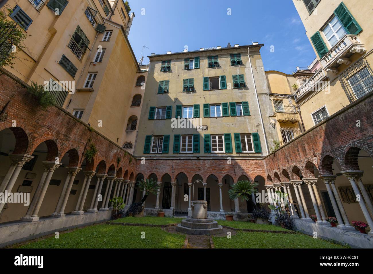 GENUA, ITALIEN, 23. MAI 2023 - Blick auf den Kreuzgang der Kirche San Matteo im historischen Zentrum von Genua, Italien Stockfoto