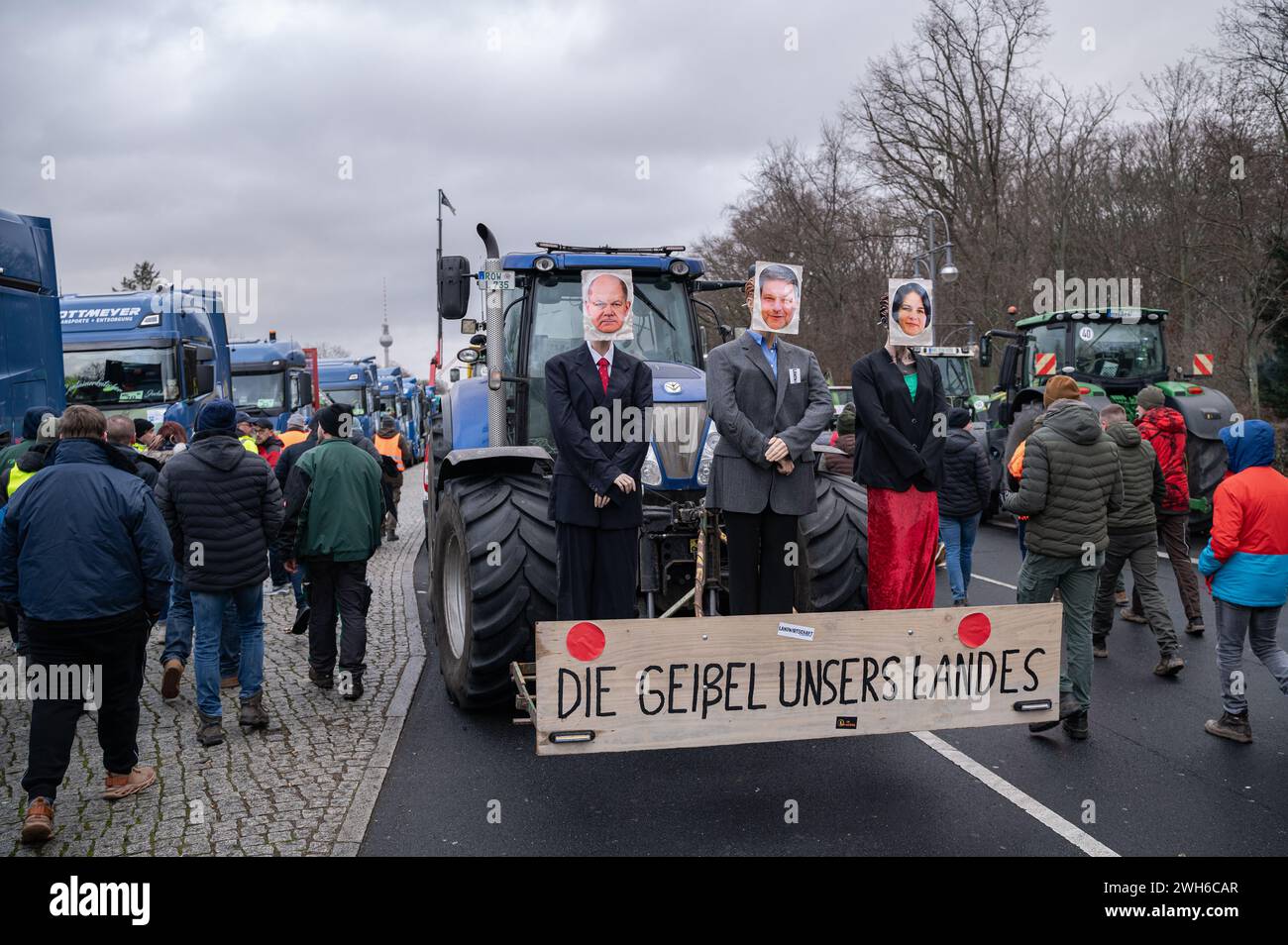 15.01.2024, Berlin, Deutschland, Europa - Landwirte und Arbeitnehmer der Verkehrsbranche protestieren mit Traktoren gegen Haushaltskürzungen in der Landwirtschaft. Stockfoto