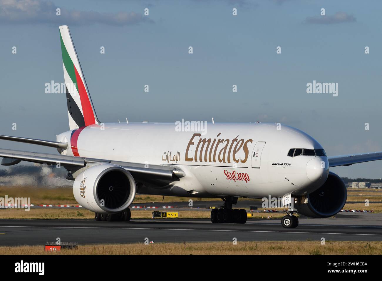 Boeing 777F Emirates SkyCargo (A6-EFK), die auf der Startbahn 18 am Flughafen Frankfurt Intl Stockfoto