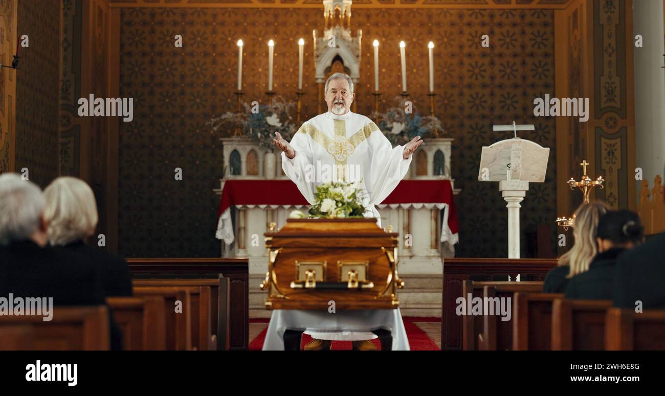 Beerdigung, Kirche und Pastor mit Gebet im Sarg für Gedenkgottesdienst, Predigt und Zeremonie für den Tod. Religion, Führung und männlicher Priester, der mit ihm betet Stockfoto