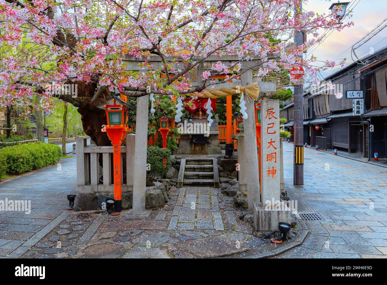 Kyoto, Japan - 6. April 2023: Tatsumi Daimyojin-Schrein in der Nähe der Tatsumu-Bashi-Brücke im Stadtteil Gion Stockfoto