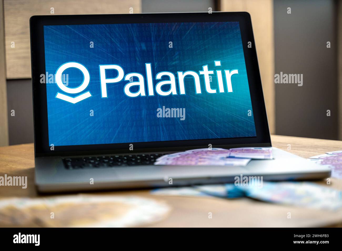 8. Februar 2024: Palantir-Logo auf einem Laptop mit Euro-Banknoten. Börse und Börsenhandel mit Tech-Unternehmen Konzept FOTOMONTAGE *** Palantir Logo auf einem Laptop Computer mit Euro Geldscheinen. Börse und Aktienhandel mit Tech Unternehmen Konzept FOTOMONTAGE Stockfoto