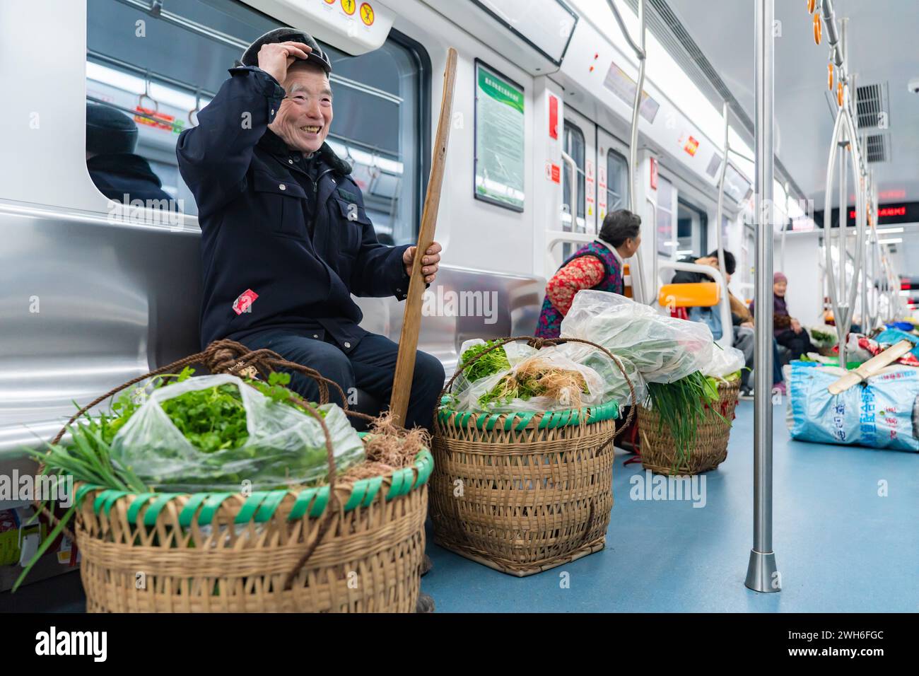 CHONGQING, CHINA - 8. FEBRUAR 2024 - Gemüsebauern bringen Körbe in die Stadt, um Gemüse mit dem ersten Zug am Bahnhof Shishuan zu verkaufen Stockfoto