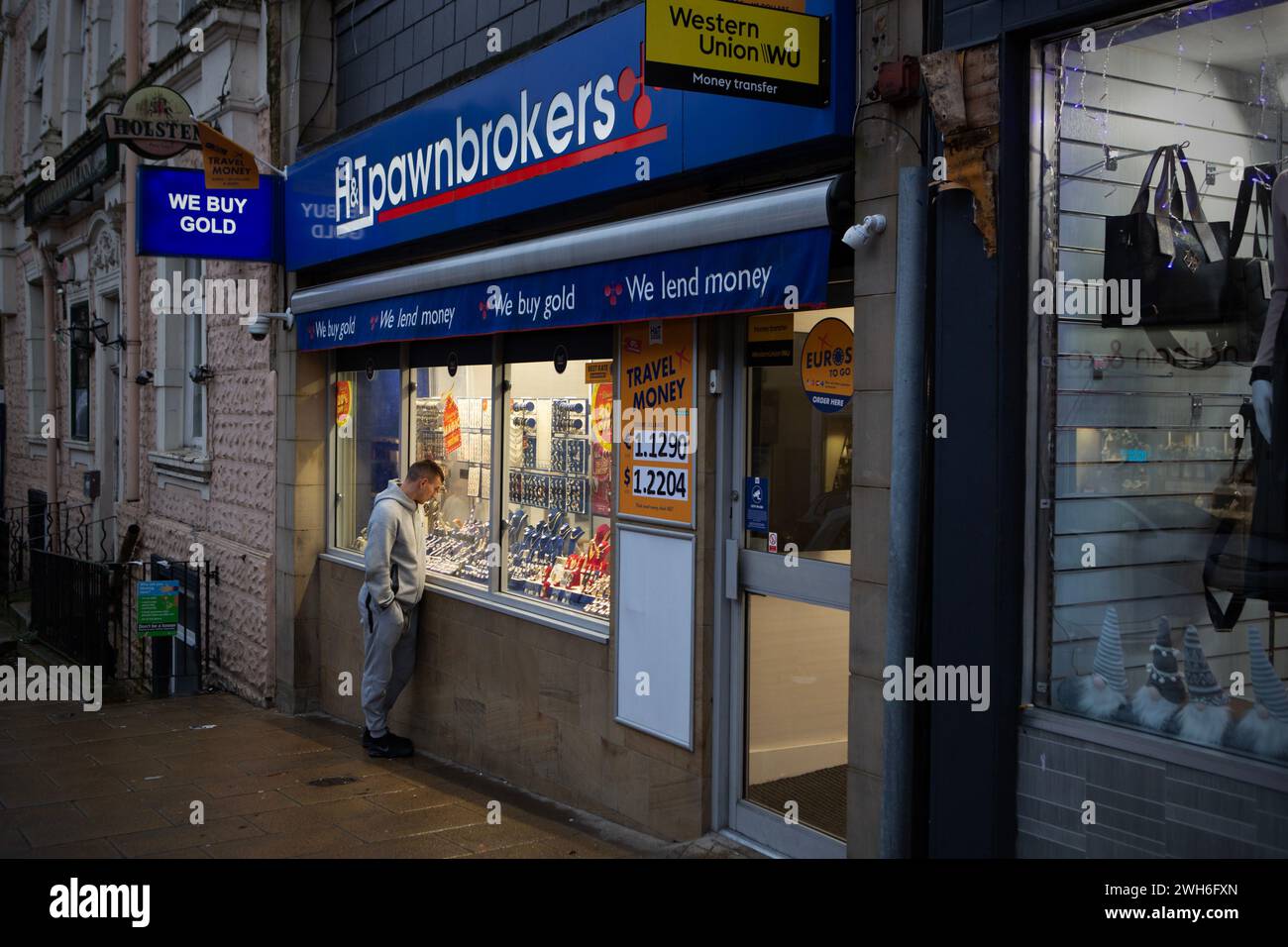 Ein Mann schaut in einen Pfandleiher-Laden in Bradford in North Yorkshire. Stockfoto