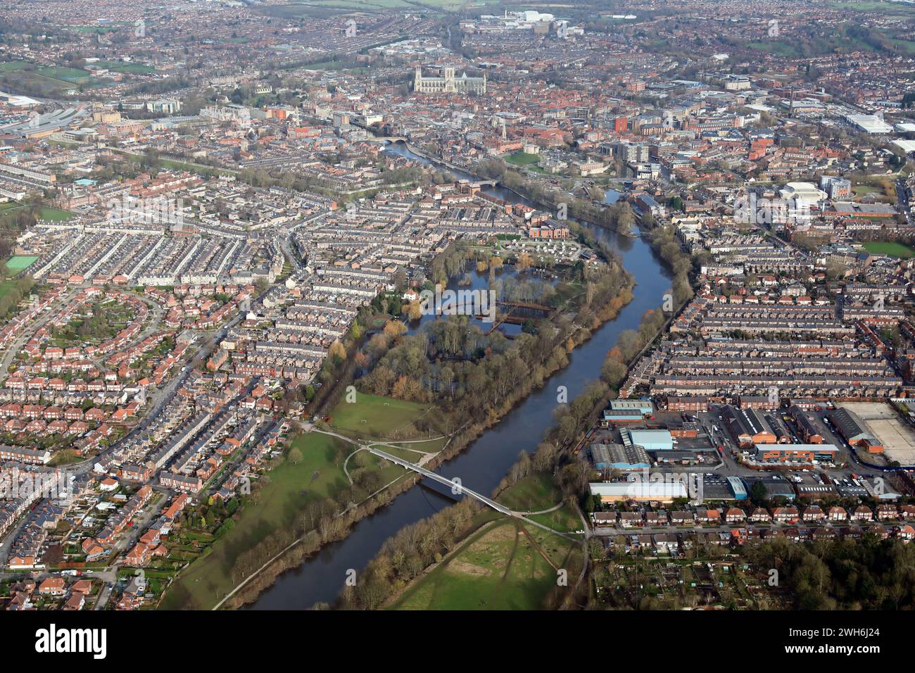 Blick aus der Vogelperspektive auf das Stadtzentrum von York mit dem Fluss Ouse, der durch ihn fließt, und den Rowntree Park in der Mitte Stockfoto