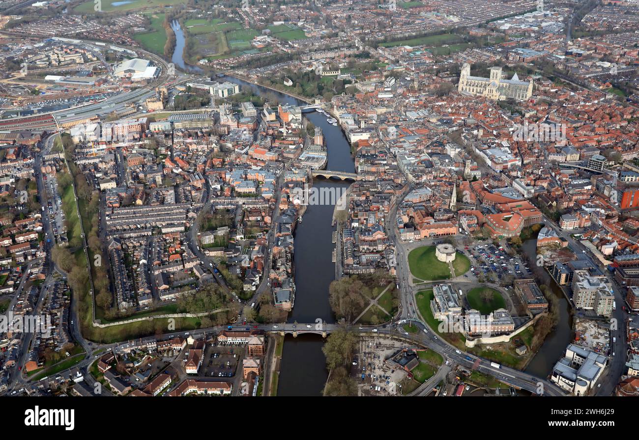 Blick aus der Vogelperspektive auf das Stadtzentrum von York mit dem Fluss Ouse, der durch das Stadtzentrum fließt Stockfoto