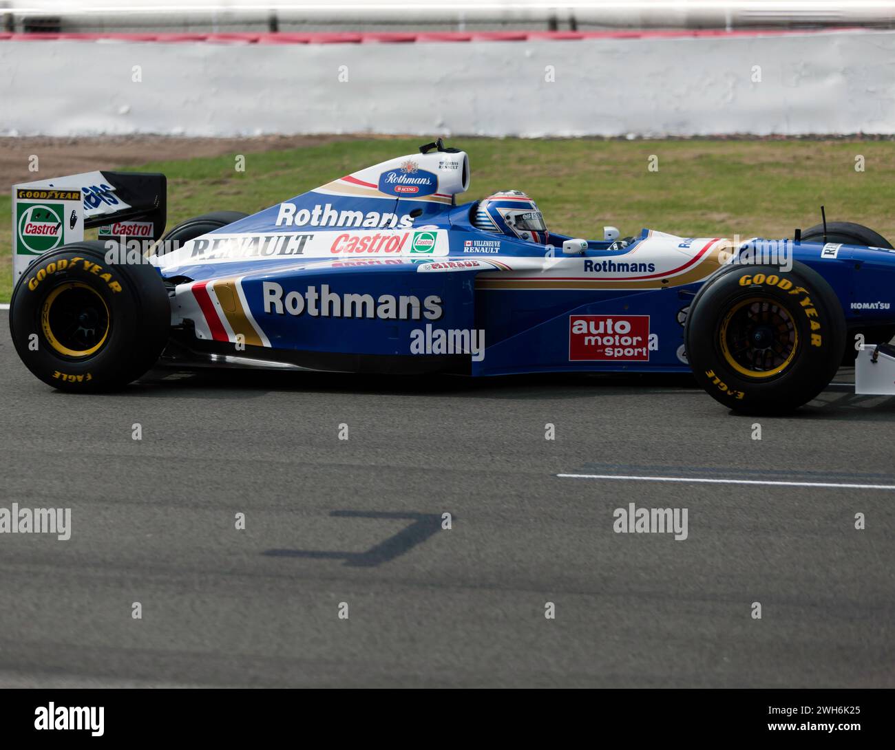 Nahaufnahme, Seitenansicht von Ted Zorbas, der sein Blue and White, 1997, Williams FW19, die Hamilton Straight in Silverstone hinunterfährt. Stockfoto