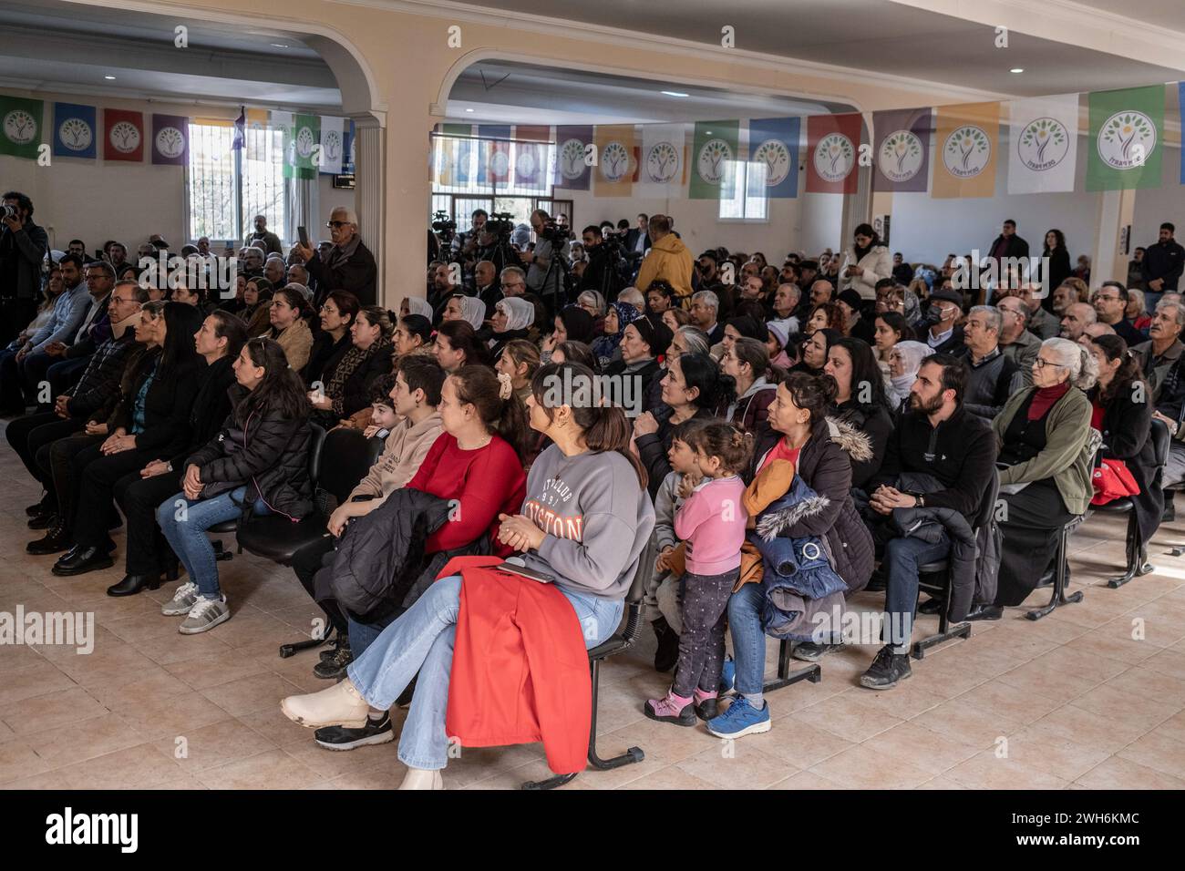 Hatay, Türkei. Februar 2024. Mehrere Parteimitglieder nehmen an der Sitzung der Parlamentsfraktion Teil. Die Partei People's Equality and Democracy (dem) hielt diese Woche die Parlamentsfraktion im Bezirk Defne in Hatay wegen des Erdbebens in Kahramanmaras vom 6. Februar ab. Tulay Hatimogullari, Co-Vorsitzender der dem-Partei, sagte: "Wir mussten beim Erdbeben sterben. Wir werden den Schmerz nie vergessen, selbst wenn wir sterben und hundertmal wieder zum Leben zurückkehren. Unser Zorn wird nie nachlassen." Quelle: SOPA Images Limited/Alamy Live News Stockfoto