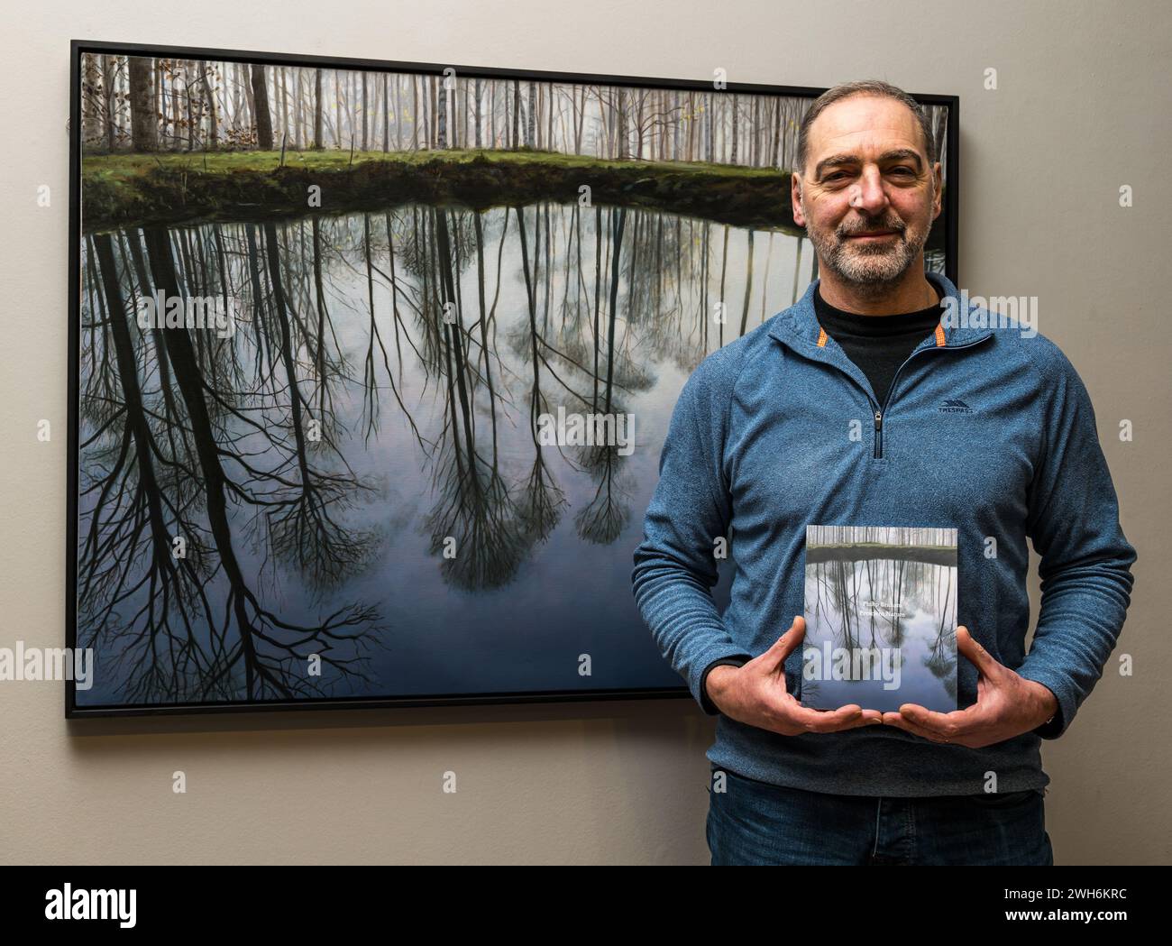 The Scottish Gallery, Edinburgh, Schottland, UK, 08. Februar 2024, neue Ausstellung: Philip Brahams „Precient Nature“ ist eine neue Serie hyperrealer Landschaften. Im Bild: Der Künstler mit einigen seiner Gemälde. Quelle: Sally Anderson/Alamy Live News Stockfoto