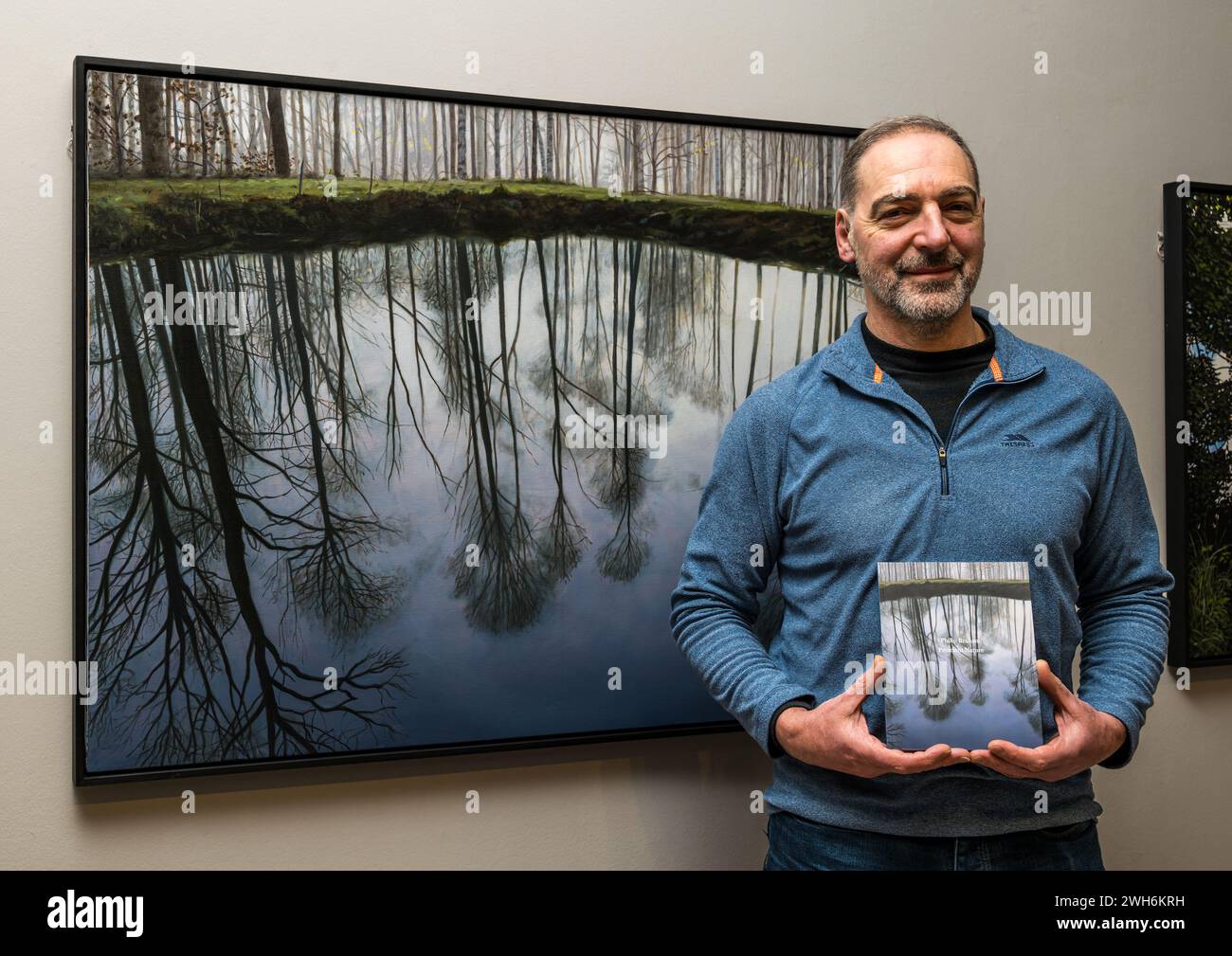 The Scottish Gallery, Edinburgh, Schottland, UK, 08. Februar 2024, neue Ausstellung: Philip Brahams „Precient Nature“ ist eine neue Serie hyperrealer Landschaften. Im Bild: Der Künstler mit einigen seiner Gemälde. Quelle: Sally Anderson/Alamy Live News Stockfoto