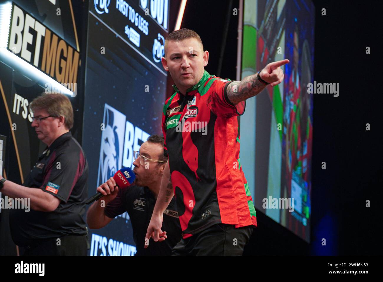 CARDIFF, VEREINIGTES KÖNIGREICH - 1. FEBRUAR: Nathan Aspinall in der ersten Nacht der PDC Premier League in der Utilita Arena Cardiff am 1. Februar 2024 in Cardiff, Vereinigtes Königreich. (Foto: Joris Verwijst/BSR Agency) Stockfoto