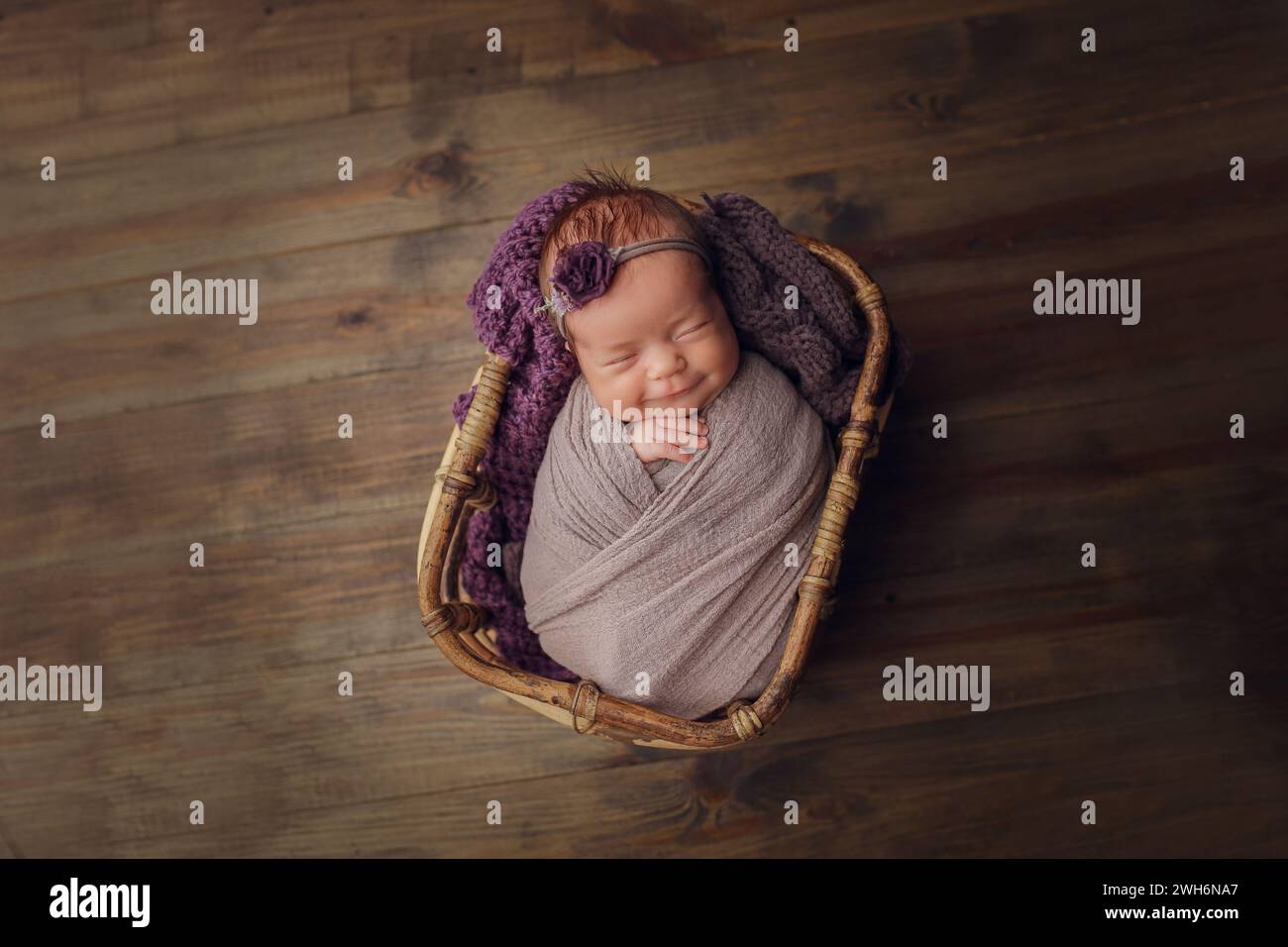 Neugeborenes, das friedlich in einer weichen Decke schläft Stockfoto