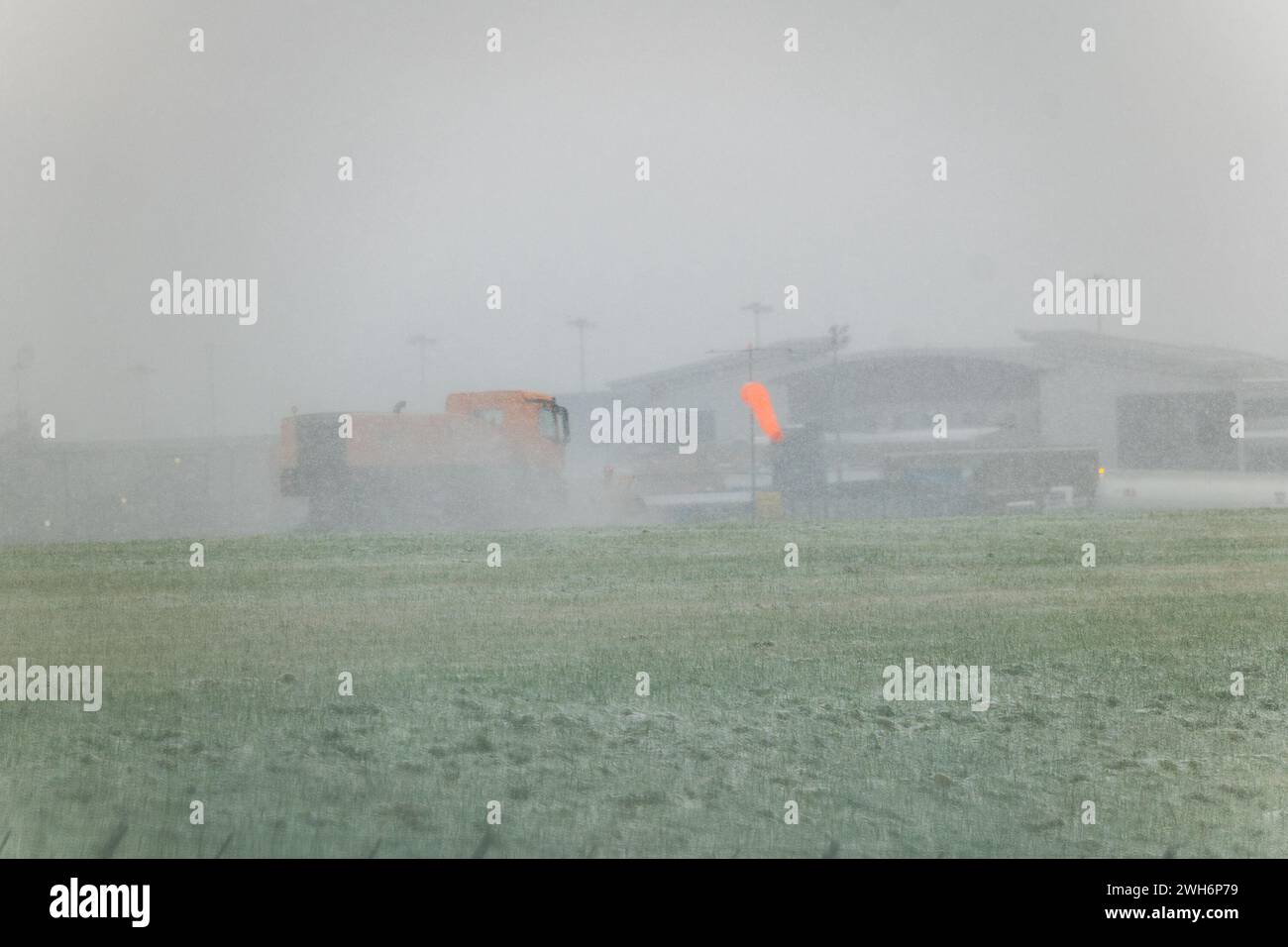 K Wetter Schneepflüge und Streuer halten die Piste frei und sicher vor Eis am höchsten Flughafen Englands Leeds Bradford Airport LBA. Stockfoto