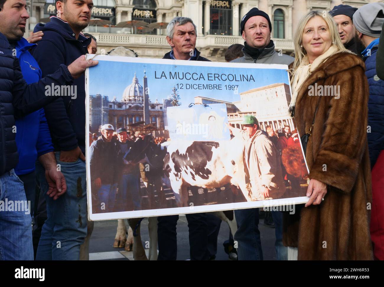 Protest der Bauern in Italien auf dem Domplatz Mailand mit der Kuh Ercolina Stockfoto