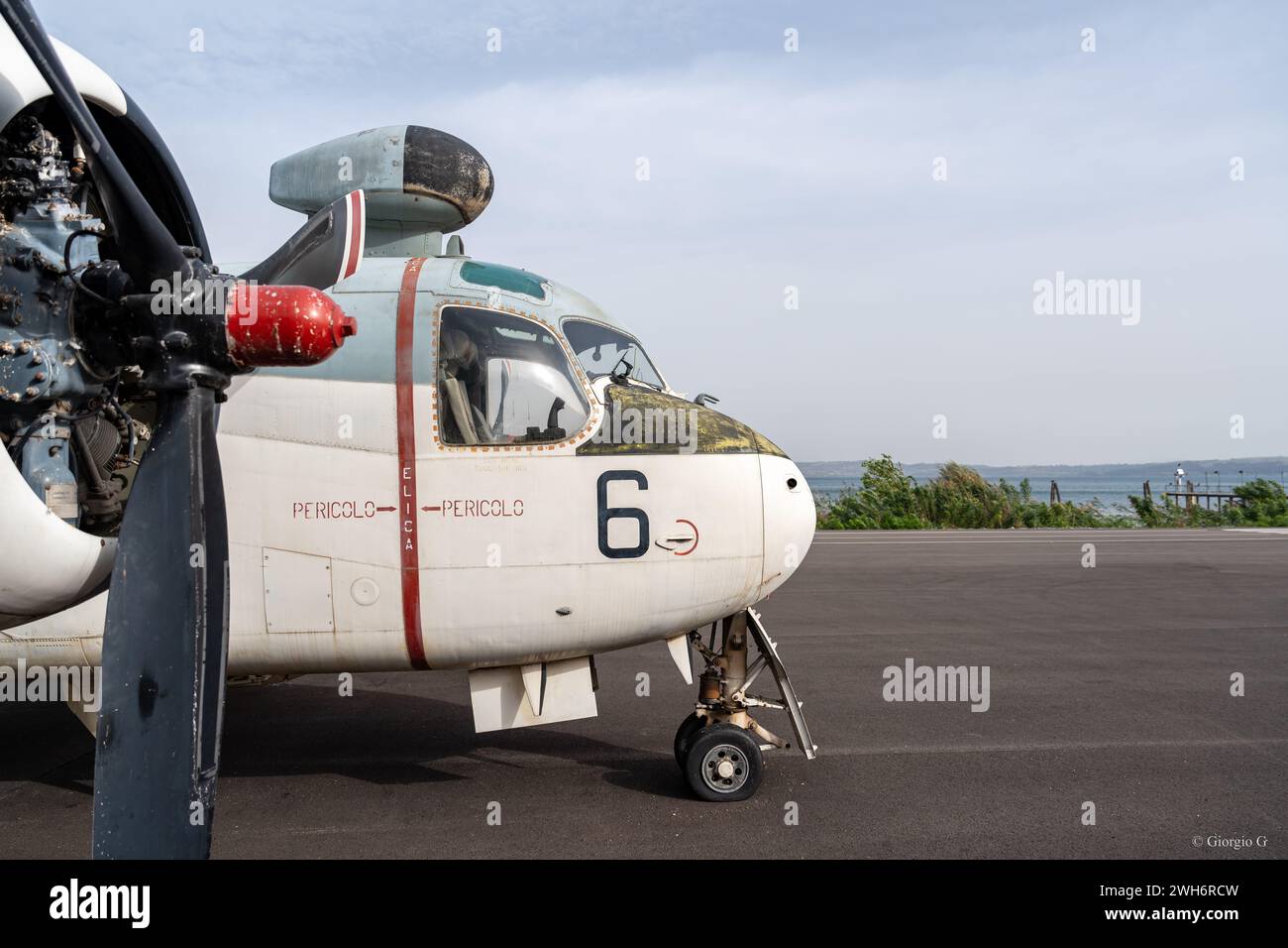 Blick auf Propeller und Cockpit eines alten Militärflugzeugs der italienischen Luftwaffe Stockfoto