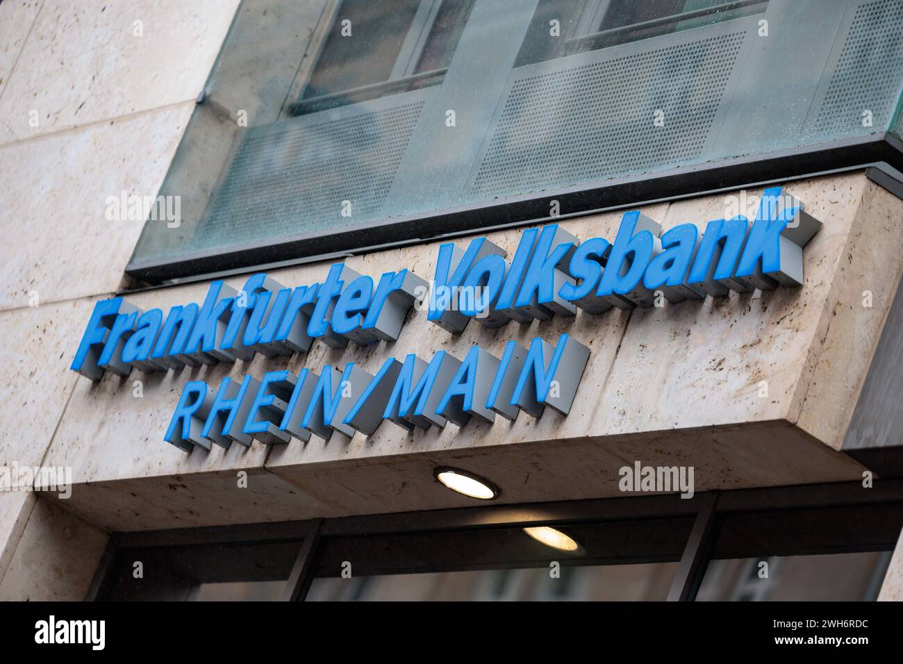 08. Februar 2024, Hessen, Frankfurt/M.: Außenansicht Frankfurter Volksbank mit Logo. Die Frankfurter Volksbank legt am Donnerstag ihre Bilanz für 2023 vor. Foto: Jörg Halisch/dpa Stockfoto