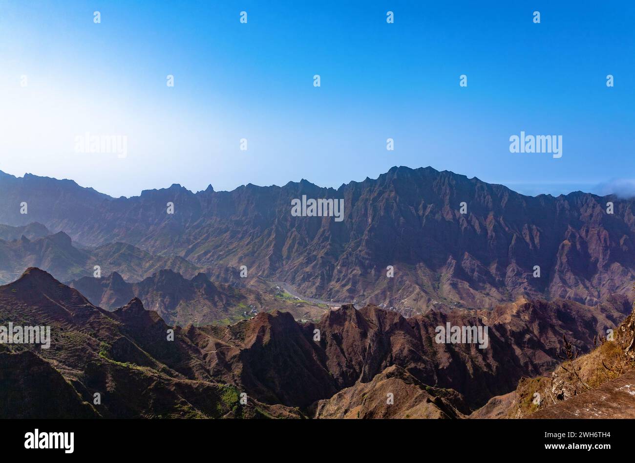 Berglandschaft in der Nähe von Ribeira Grande, Insel Santo Antao, Kap Verde, Cabo Verde, Afrika. Straße nach Ribeira Grande, Insel Santo Antao, Kap Verde, A Stockfoto