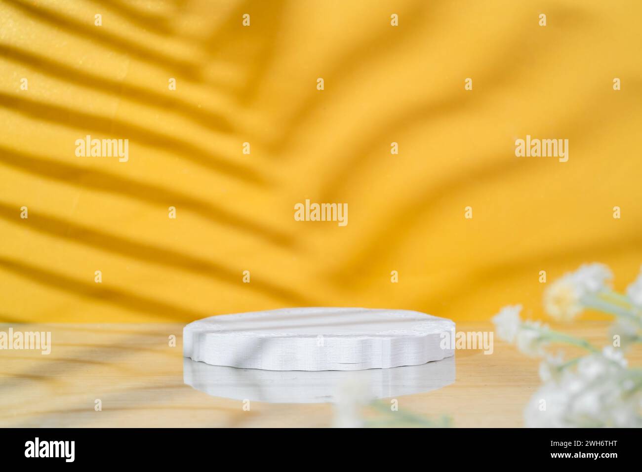 Minimalistisches leeres weißes Podium auf gelbem Hintergrund zur Produktanzeige Stockfoto