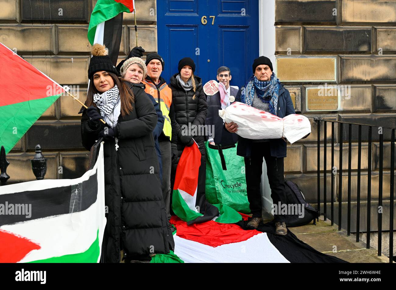 Edinburgh, Schottland, Großbritannien. Februar 2024. Demonstranten vor dem Hauptquartier der schottischen Konservativen in der Northumberland Street, Anti-Tory/Pro-palästinensische Demonstration. Quelle: Craig Brown/Alamy Live News Stockfoto